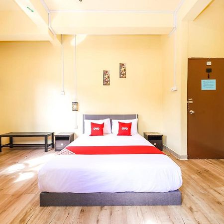 Oyo 703 Myra Hotel Мерсінг Екстер'єр фото